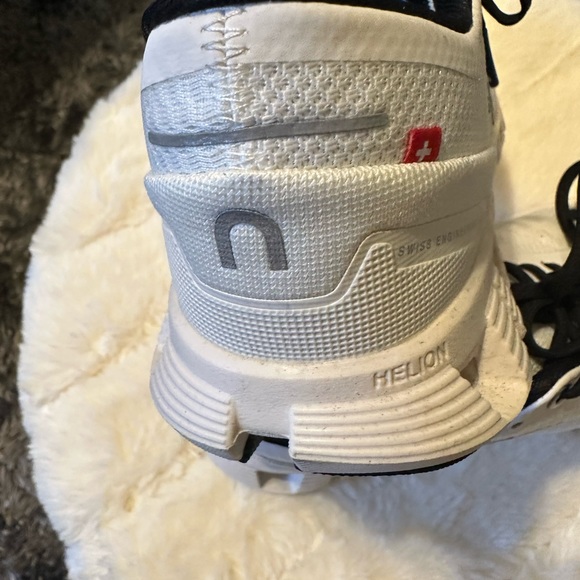 On Cloud Tennis Shoes 7.5 - Picture 4 of 4